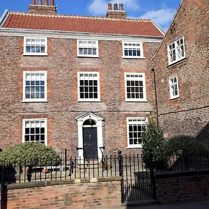 https://14-st-saviours-place-york.yorkshirehotels.net