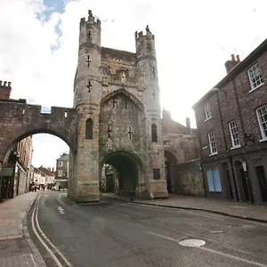 https://7-monk-bar-court-york.yorkshirehotels.net